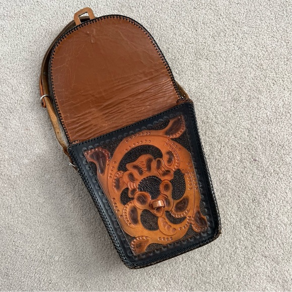 Vintage 60s Clifton’s Hand Tooled Leather Brown Caramel Adjustable Shoulder Bag - Picture 3 of 16